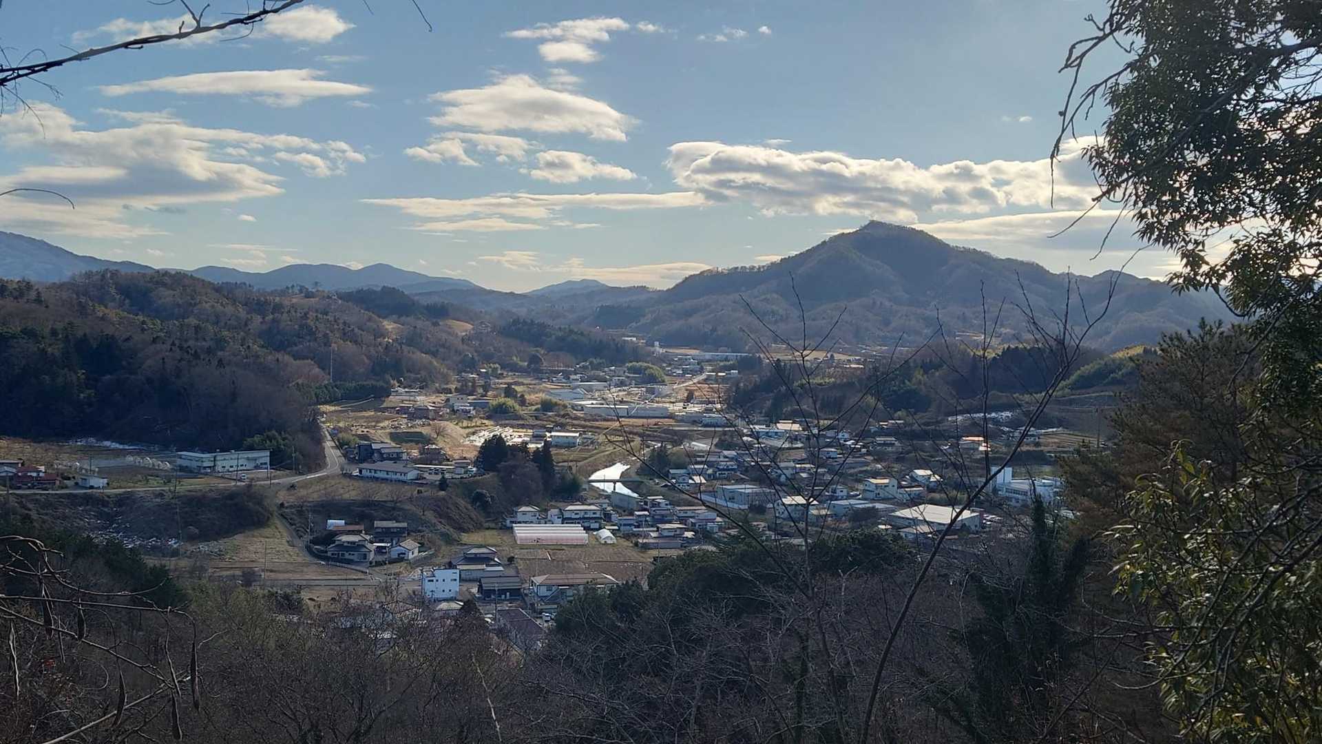 掛田の街並みと展望台にベンチがある屏風山