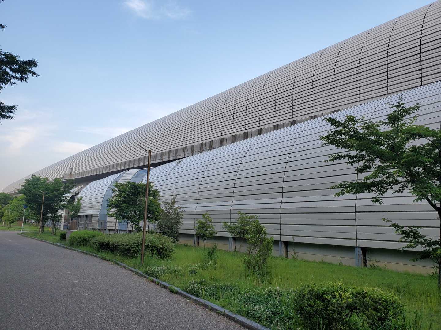 第二京阪の横を少し歩きます。
