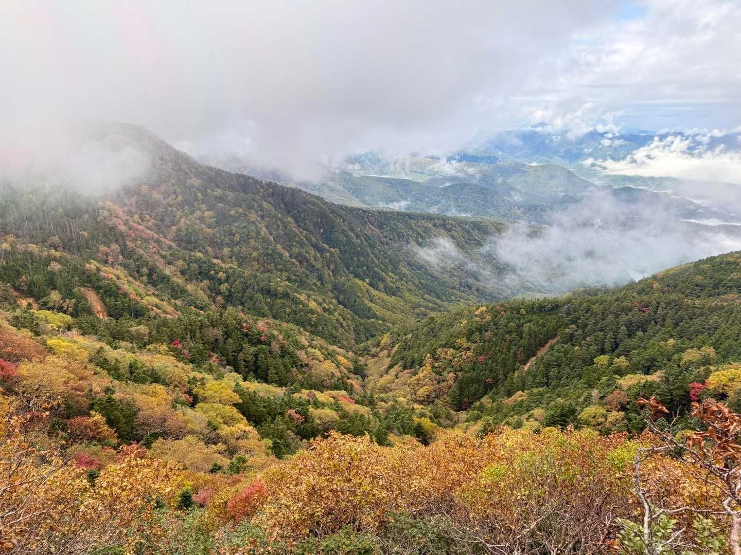 女峰山往復 | 天空へ誘う回廊を越え、雲上を歩く。遥かなる山並みが織りなす絶景の写真