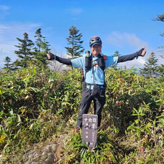 鳥甲山到着。
ムジナ平登山口から丁度3時間でした。
二百名山52座目。
合わせて2,000m峰52座目、温泉百83座目、信州百67座目。
東京の方達が休憩されていたので撮って頂きました。