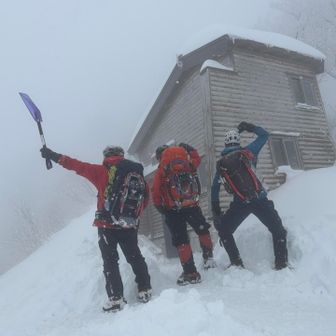 六合避難小屋入り〜、休憩