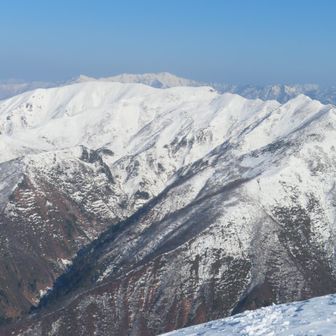 ジャンクションピーク～朝日岳～大烏帽子と、奥に剱ガ倉山～平ヶ岳　
右奥に、会津駒ヶ岳もチラリ