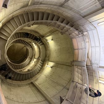 こちらも行ってみたかった白丸ダム。魚道管理棟の階段を下りていく。魚影は見当たらず。冬は魚もお休み？