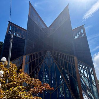 何か分からない謎の建造物。