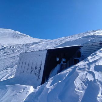 茂倉岳の避難小屋。
ここは新しいから避難小屋と言っても中も広いしきれいだね。
やっぱりここは利用する人もいるから、扉の前は雪かかれてて扉出てましたよ。