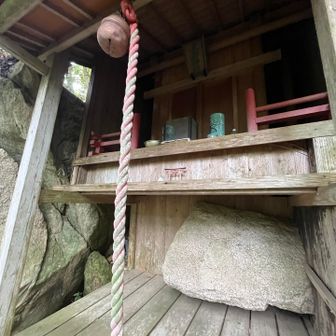 下りながら小さな神社にお参り