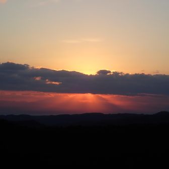 天使のハシゴ～というようだが、小学校の先生から太陽の足と教えてもらった。70年前のこと😅