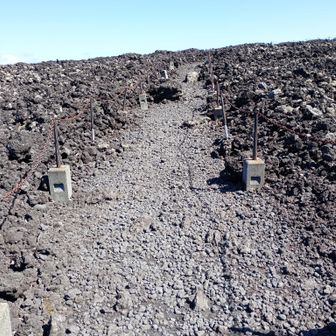 観察路に上がってみると、溶岩流が見れるように道があった