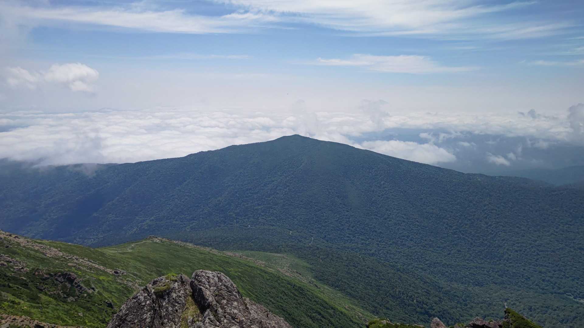 登ってきた道の反対側、薬師岳にも登りたい