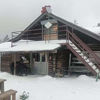 冬営業中の行者小屋