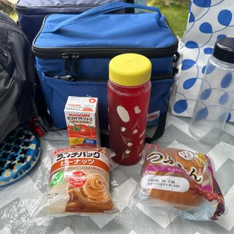 ベンチに座り、風が抜けて気持ち良くランチタイムです