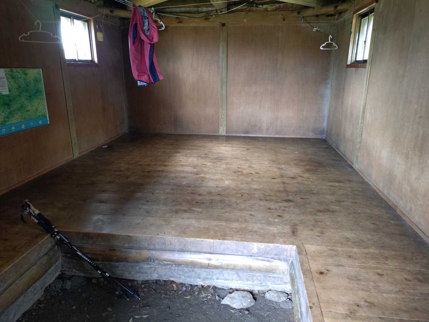白髪山避難小屋②
中はちょっとカビの臭いがした
比較的綺麗に保たれているようだ