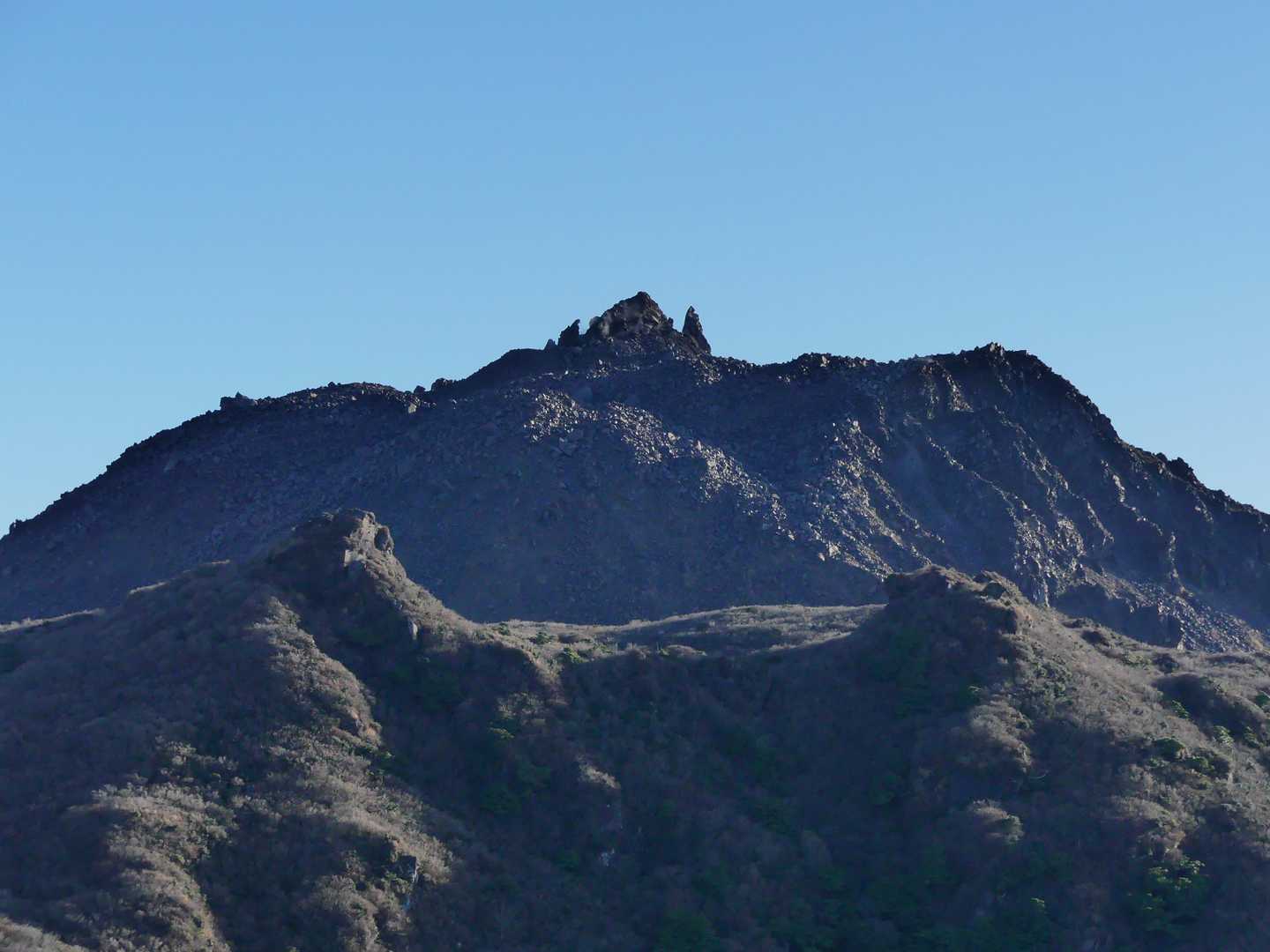 迫力の平成新山溶岩ドーム🌋と普賢岳（手前左）
※長崎県最高峰は平成新山ですが、立入禁止のため、普賢岳が対象ランドマークに設定されています。