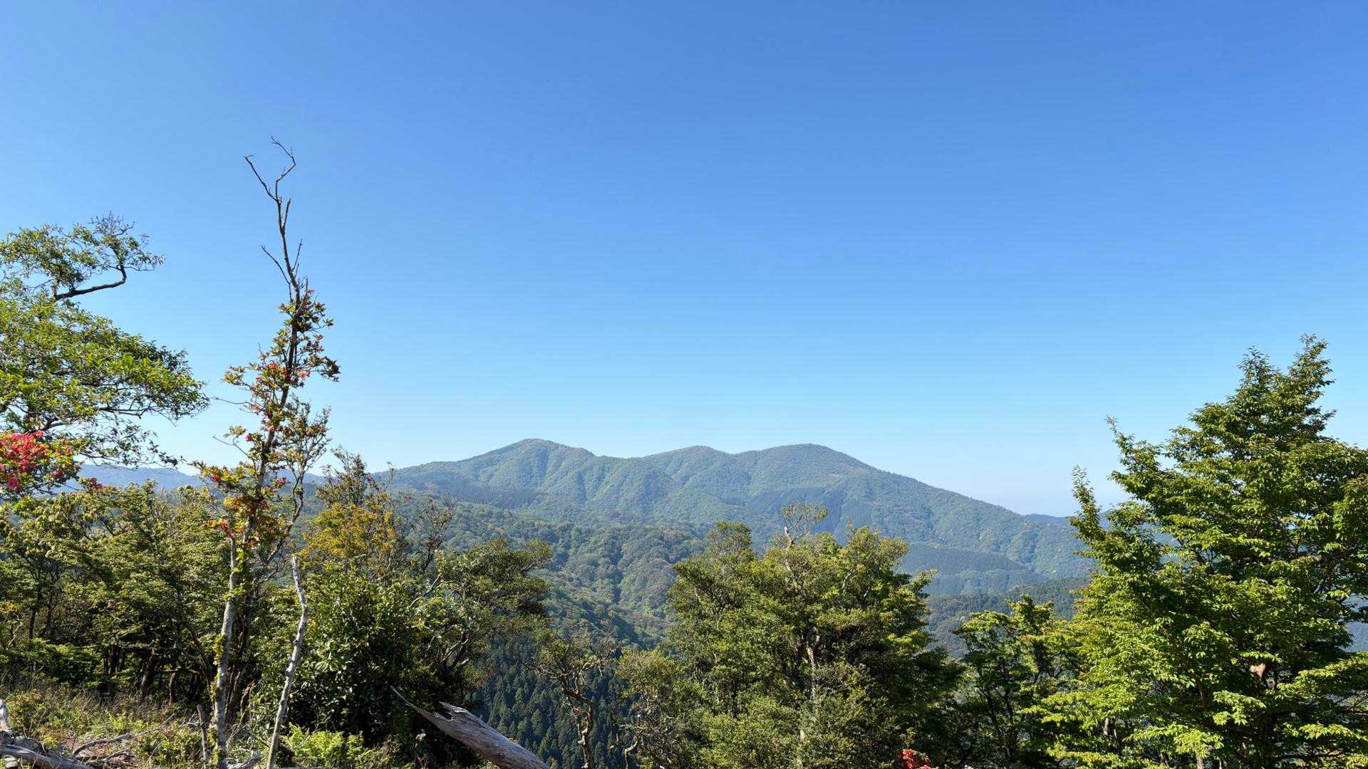 歩いてきた山が見える