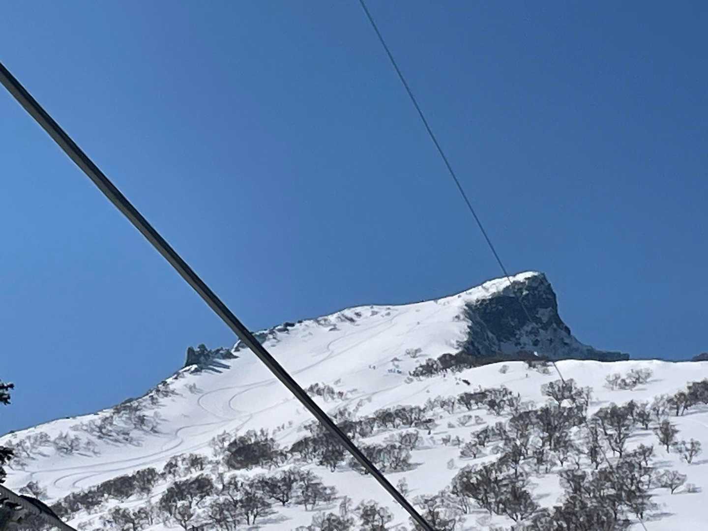 マネキ岩横のシュプールは素敵です♪