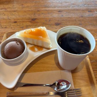 ケーキセットも😋
昨日も今日も食べすぎだぁ。