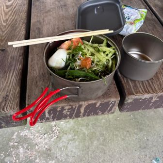 今日のお昼ご飯は、火を使わずメニュー。
この量を2杯食べた！
流水うどんに野菜ぶっ込んだ🍅🥒🥚