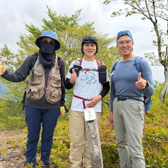 武奈ヶ嶽いただきにて
テントを担いだご夫婦に撮っていただいた。いい写真をありがとう。
