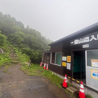 青空はどこいった⁉️
8合目駐車場🅿️についたら下界で見た通り、想定内のガスガス😅
天気コロコロ、今回の台風は読めないな