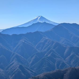 滝子山ピークより標高が低いので手前の山々のモリモリ感が強くなる。