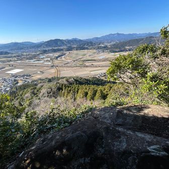 山頂からの東郷地区
雲一つなく最高の山日より最高の眺め！

昔、ここから監視しながら狼煙を上げてた時代があったのですね、、、
今は山登り！平和な時代です