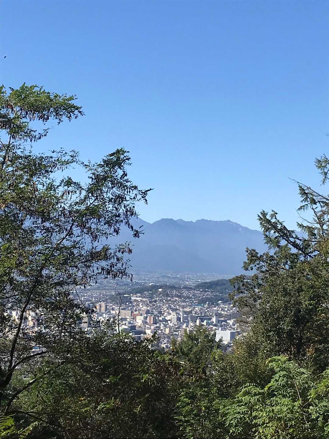 帰り道。
真ん中の台形が先月登った有明山。通称「有明富士」
