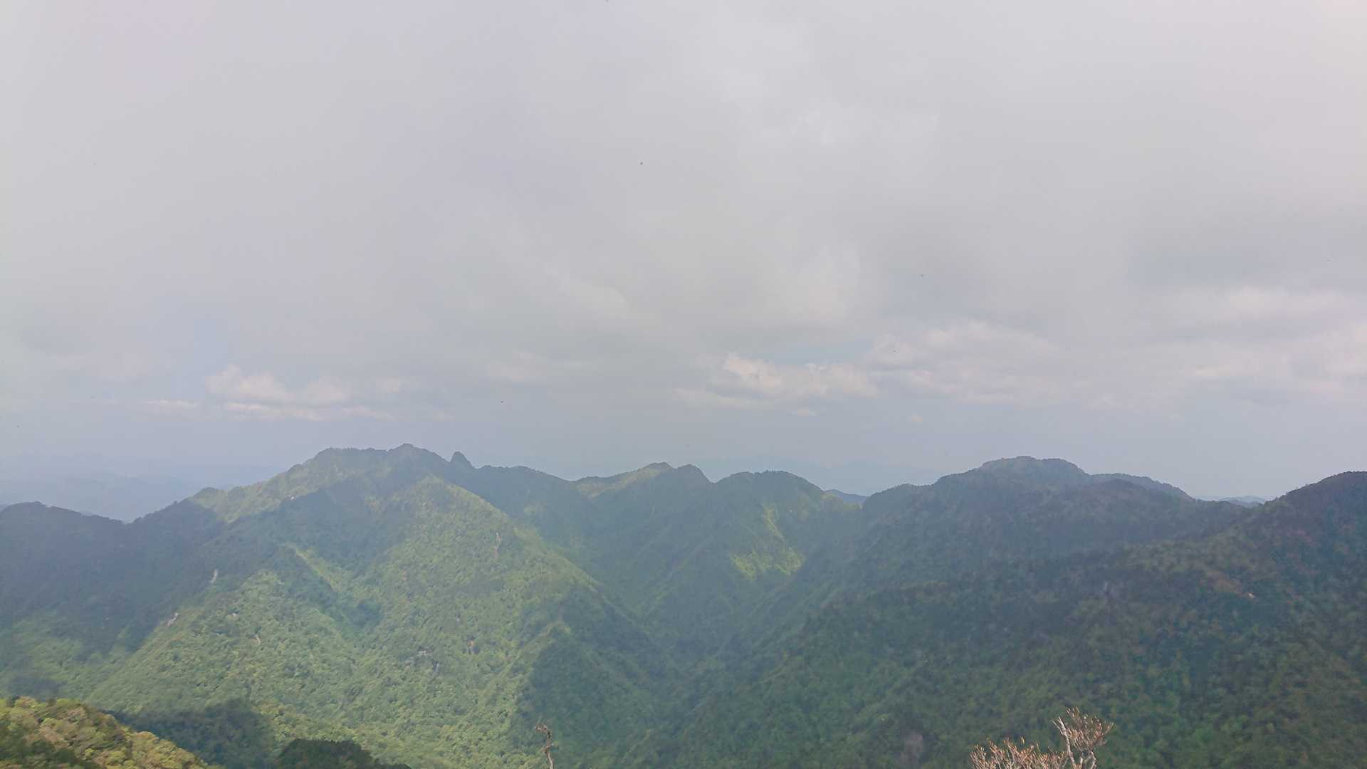 大普賢岳頂上の絶景😍
ひたすら綺麗✨