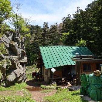 焼岳小屋
まだ営業しておらず。トイレも使えませんでした。
歩荷さん２人とすれ違ったので営業開始はまもなくかと✨