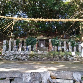 山頂に、三ノ岳観音奥の院がありしめ縄で囲われいる。　聖域石仏🙏