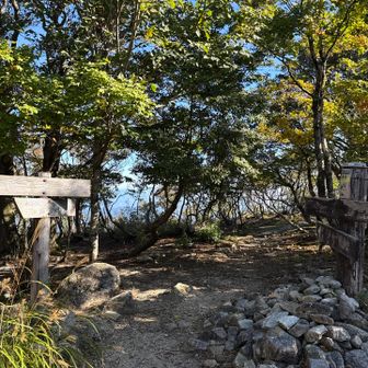 釈迦岳
山頂からは眺望はないけど、ここから続く稜線が景色良すぎて、立ち止まってばかりでペースが落ちる落ちる