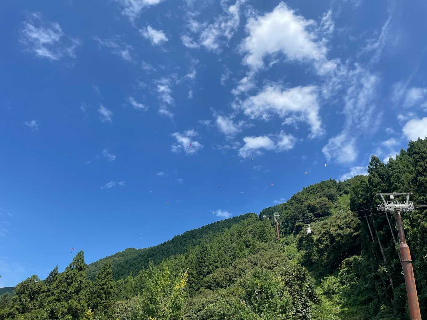 パラグライダーがたくさん飛んでました
下界はさらに暑い🥵