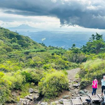 遠く錦江湾と桜島が見えます。