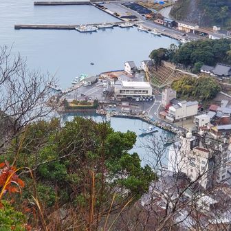 途中に昨日泊まった美保館が見えます