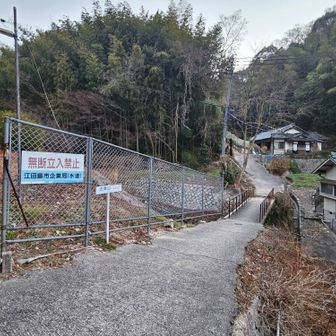 まずは舗装路を歩く。