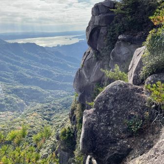 次郎丸嶽山頂の岩壁😨