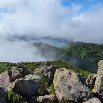 徐々に晴れて尾瀬沼が見えてきた。