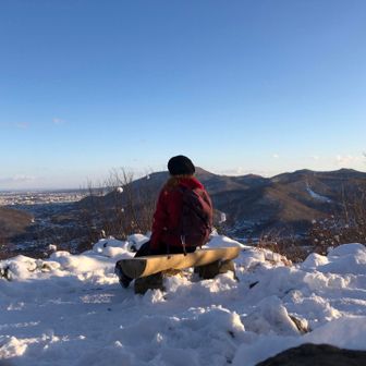 三角山🏔️

ただいマンボー
赤坂山へ、レッツラゴー🙋‍♂️

だんだんと街がオレンジに✨
