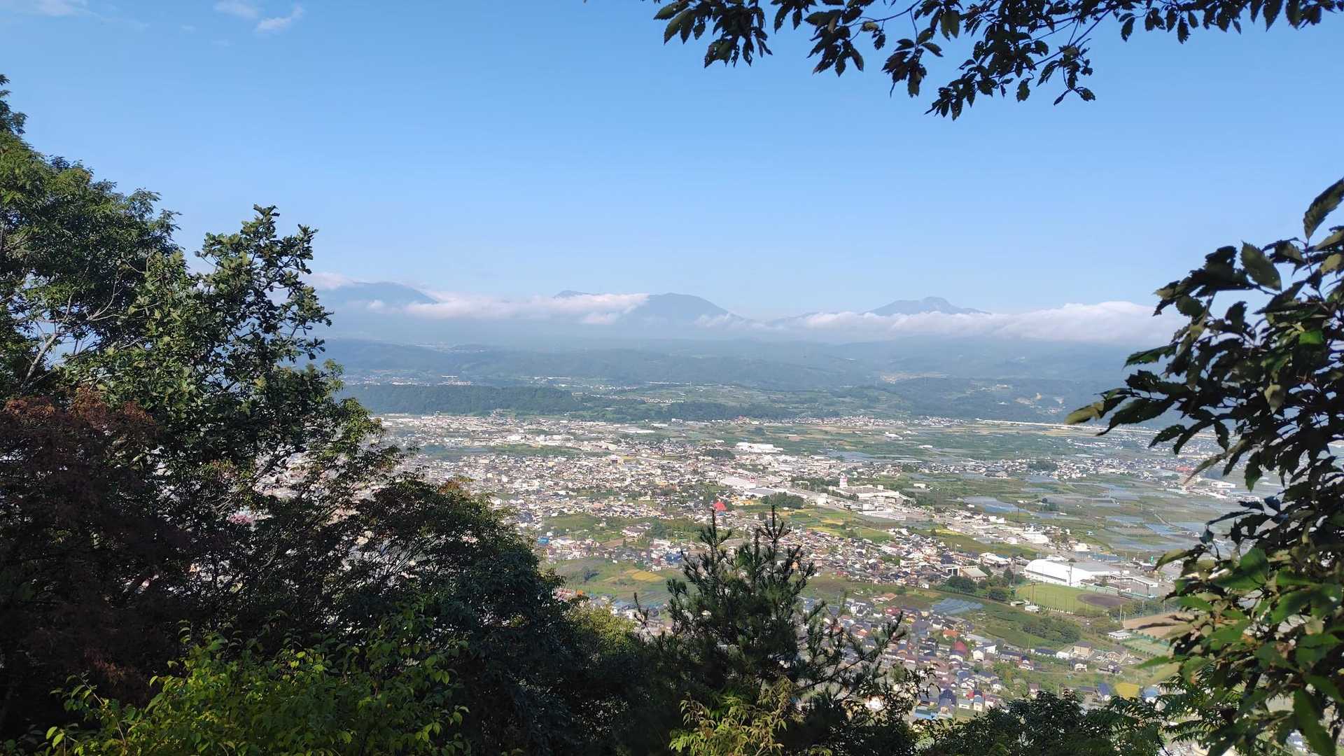 中野市街地の向こうに、飯縄山、黒姫山、妙高山が一望できます。