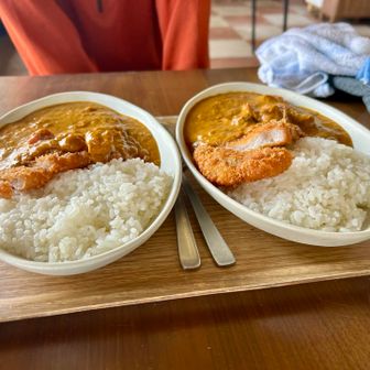 カツカレーにしました
カレールーは手作りであっさりと野菜味で美味しい😋
カツもカリッとしてる👍

下りがあるのに、この暑さでビールを飲んでしまったので、お昼休憩を１時間とりました
