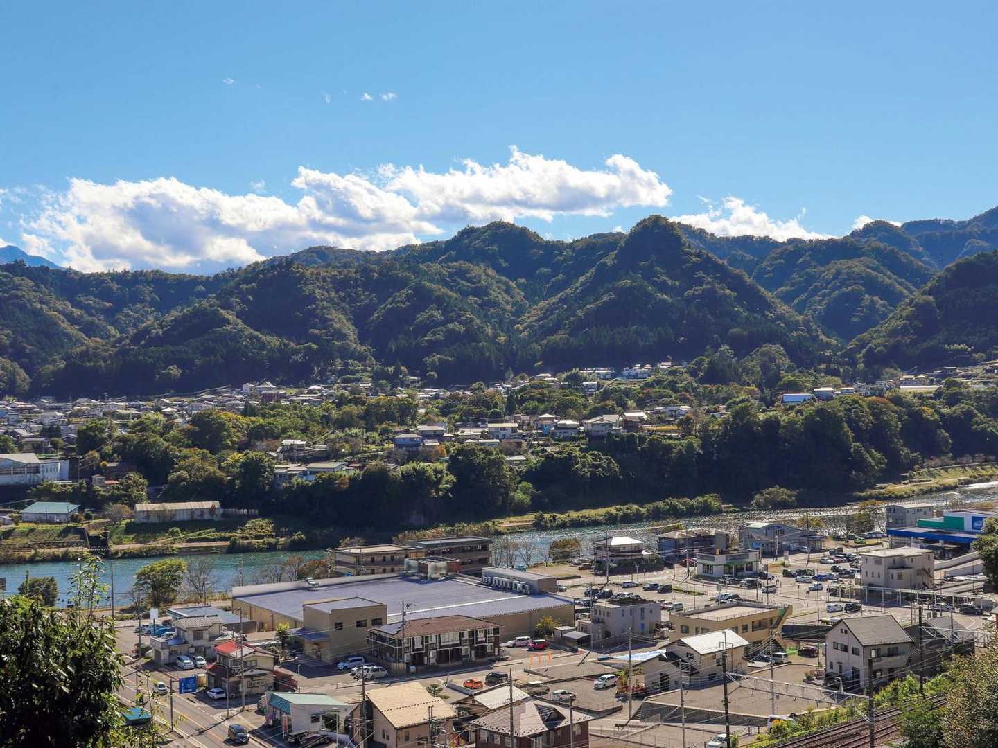 典型的な低山だけどワイルド。〆の酒が旨い山梨・鶴島御前山コースの写真
