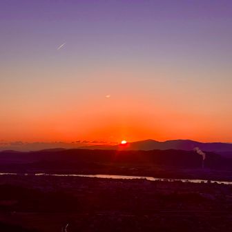 【ご来光③】
今年は空気が澄んでいるのか、景色がとてもクリア✨
一瞬ごとに空の色が変わっていくのを、今年も。

Sunrise ③
The air felt clear, and the view looked very crisp.
I watched the sky change colors moment by moment.