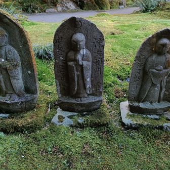 きれいに育てられた苔とお地蔵さま。