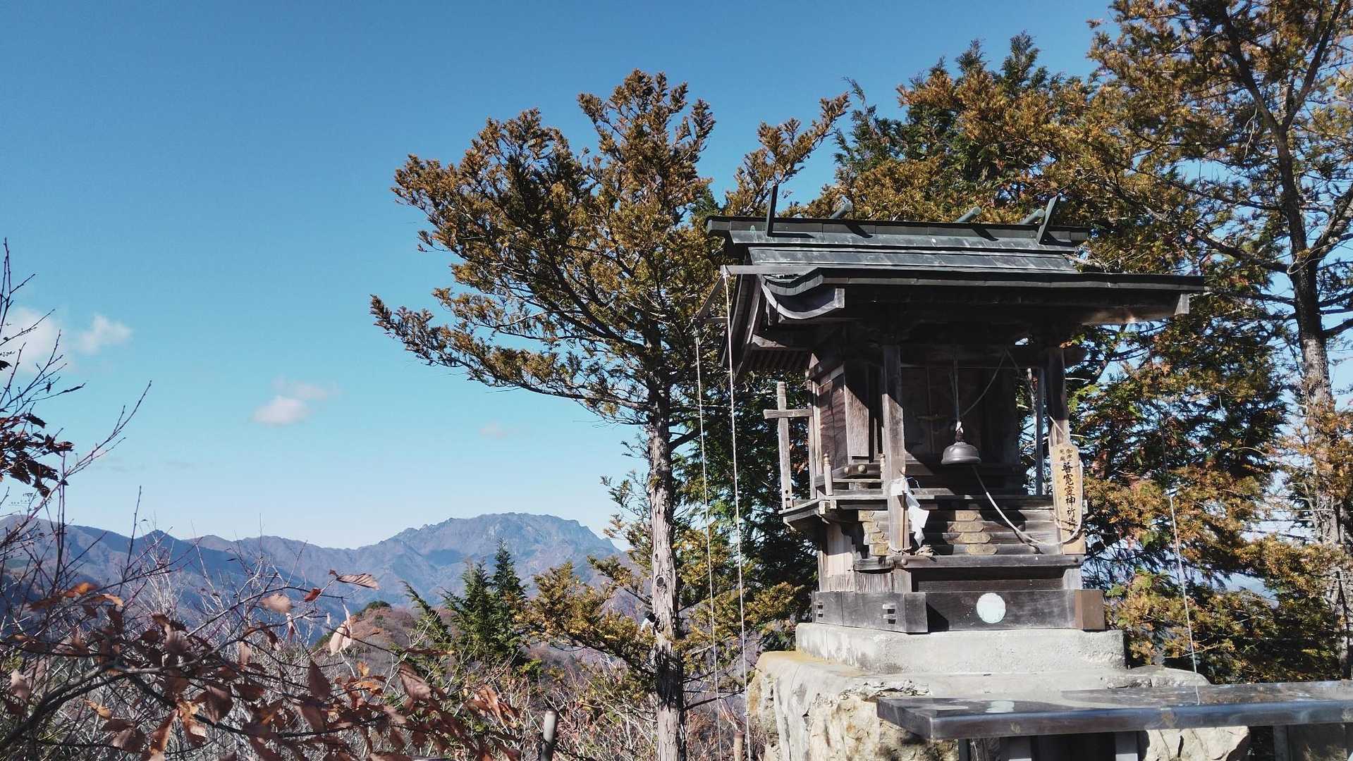 両神山と祠