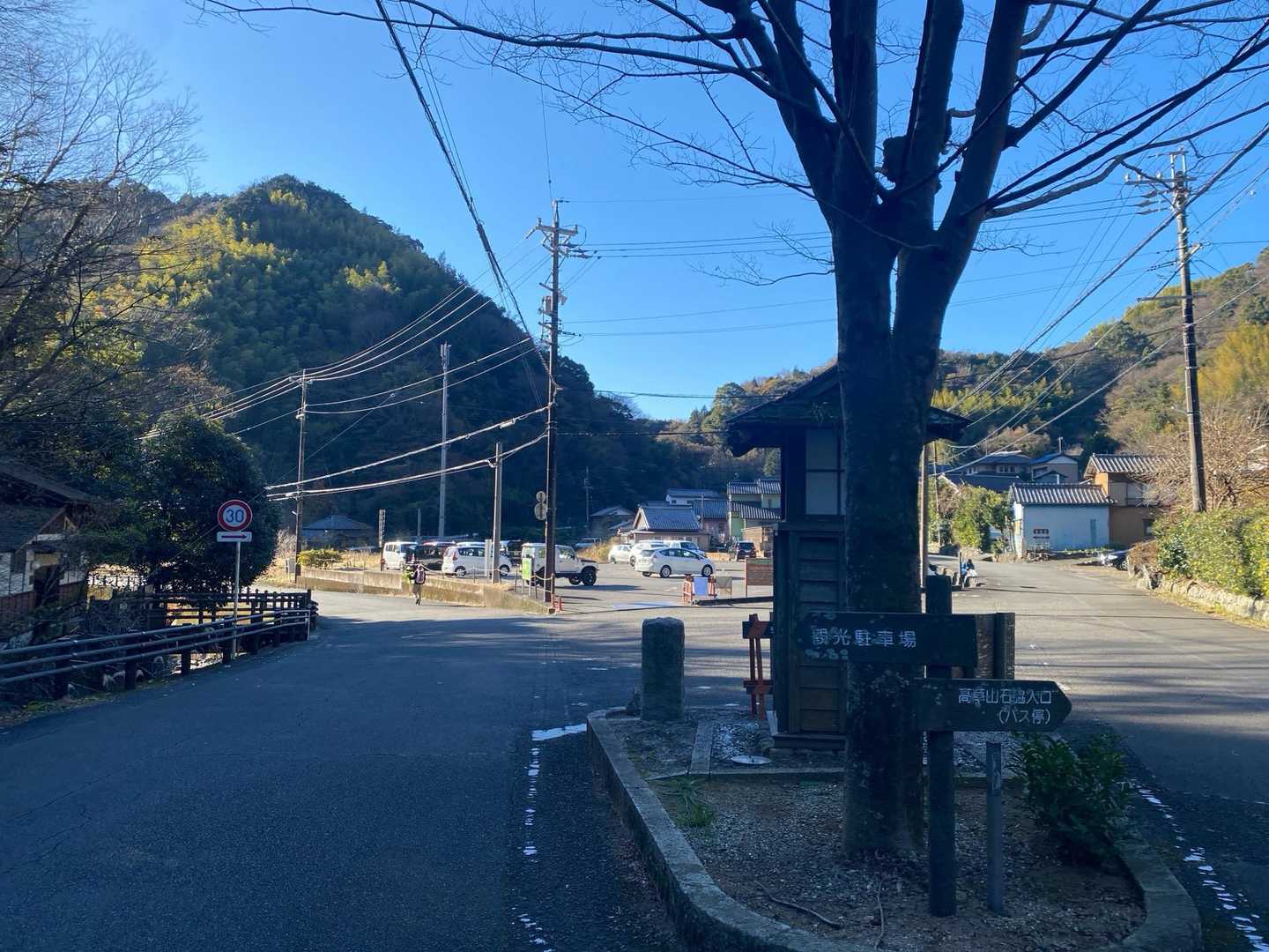 朝は真っ暗で写真が撮れなかったのですが…花沢の里観光駐車場は既に満車🈵でこの左手にトイレ🚻あり助かります😌2番目に近い駐車場に停めましたがそこも数分で満車に！