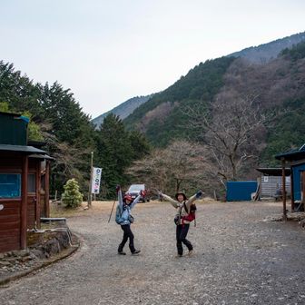 無事に作治小屋に着きました〜♪

丹沢山まで日帰りは難しいかな〜？と思ってたけど、このルートのおかげで往復でしました♪
天神尾根は言うほど荒れても危険でもないと思います。
短距離で丹沢山まで行きたい方にはオススメです♪
まあクルマのダート走行が一番の難所なんですけどw

丹沢はたくさんの山があるから、また訪れたいですね♪
ただ圏央道使ってくると、高速代が割引にならず高いのよね〜w