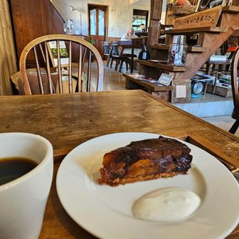 今の時期はタルトタタン🍎
まだ歩いてないのに先にご褒美…ではなく、水筒に美味しいコーヒーを淹れてもらうついでです😋