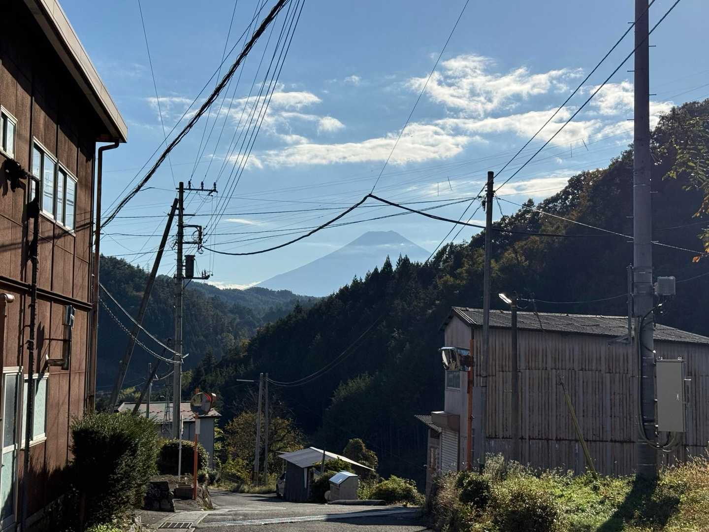 ここまで下ってきて、また富士山を見ることができました。（電線の形も富士山っぽい）