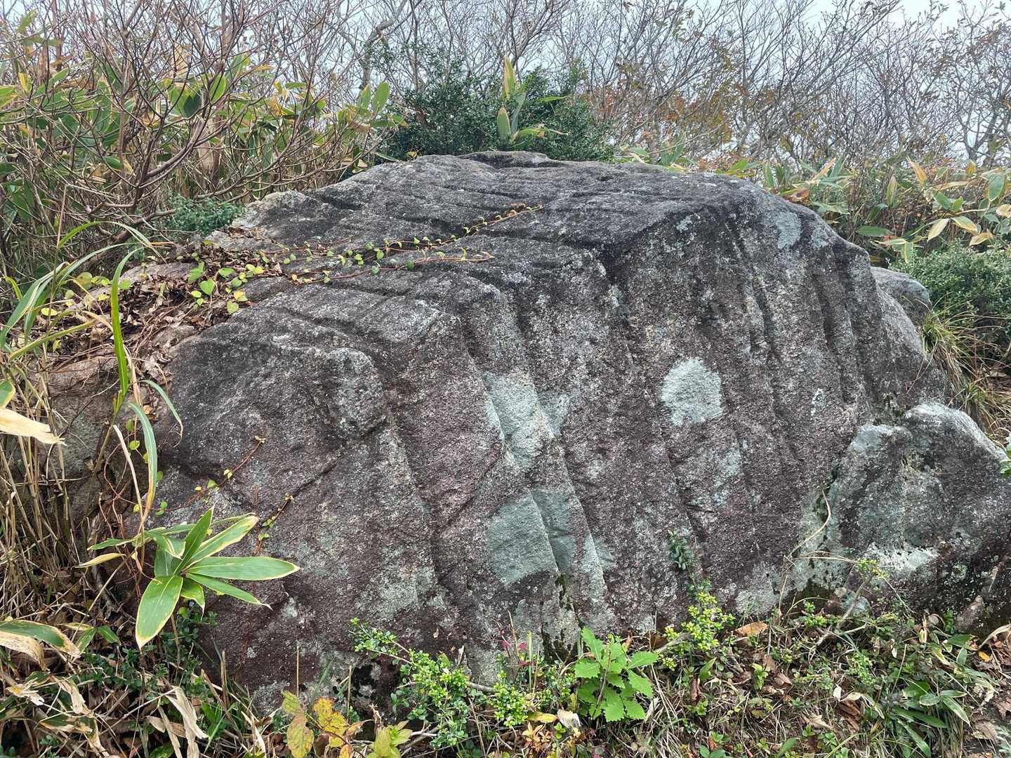 条溝岩
表面の縦溝が指す先に比婆山御陵があるらしい
その昔、誰かが溝を刻んで道標代わりとしたとか？…

縦溝って、手前側から見て縦だよね⁇