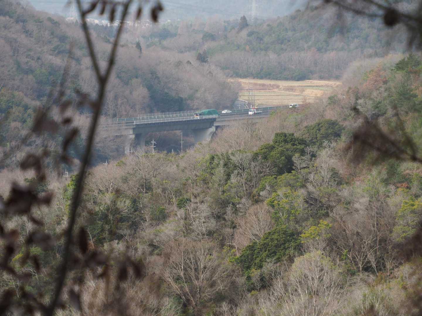 山陽自動車道に沿って歩くので車の行き交う音が歩いている間、BGMのようにずっと聞こえてきます