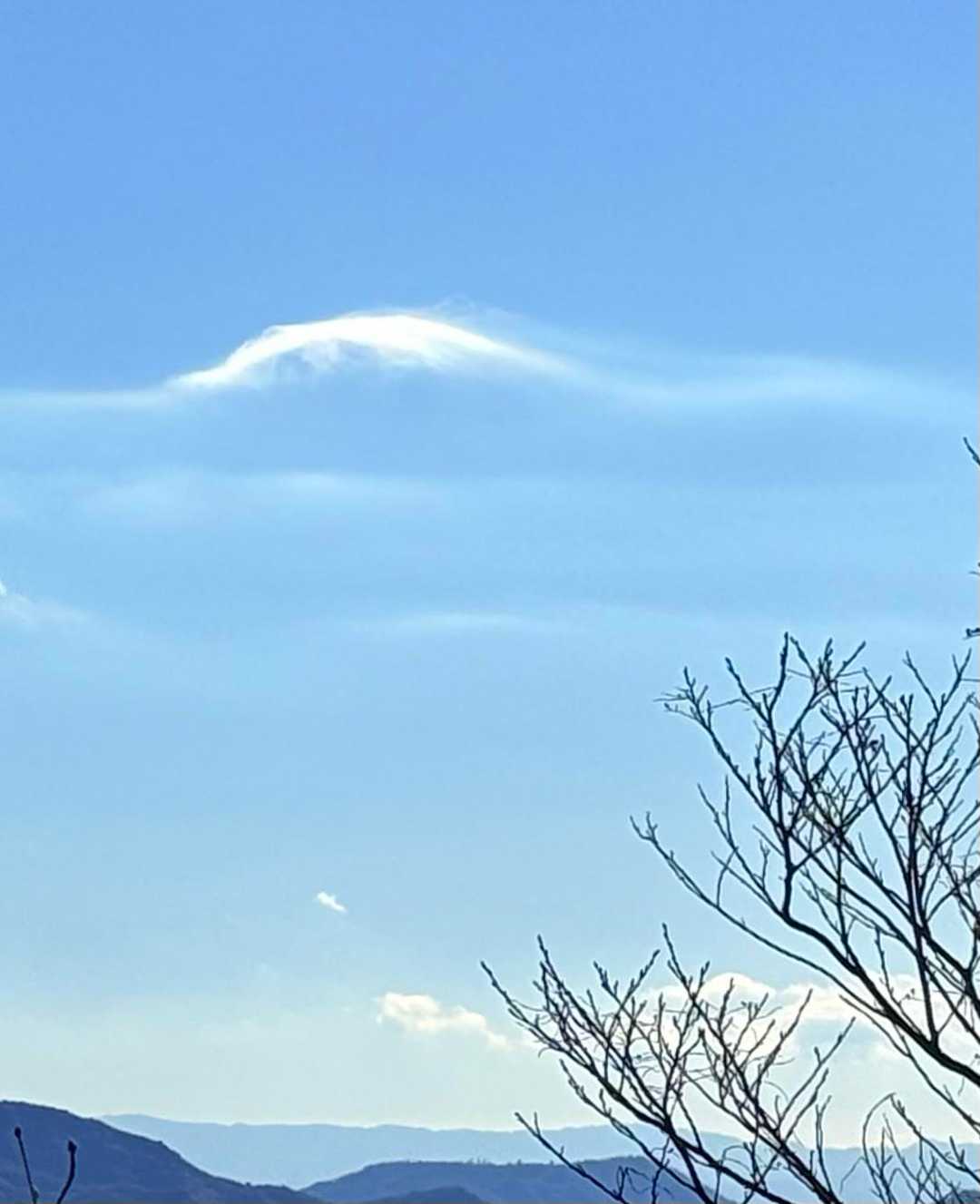 雪を纏った富士山🗻のような雲☁️